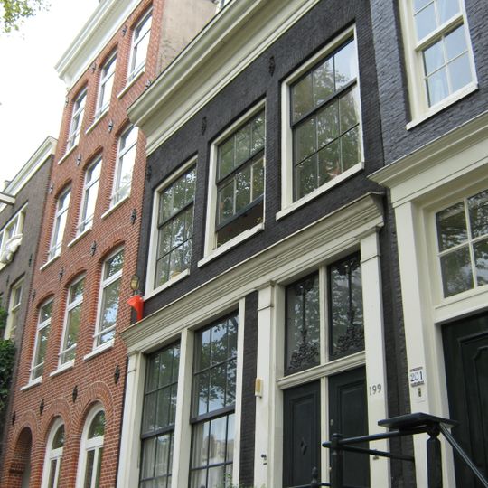 Pand met gevel onder zware rechte lijst waarop dakkapel