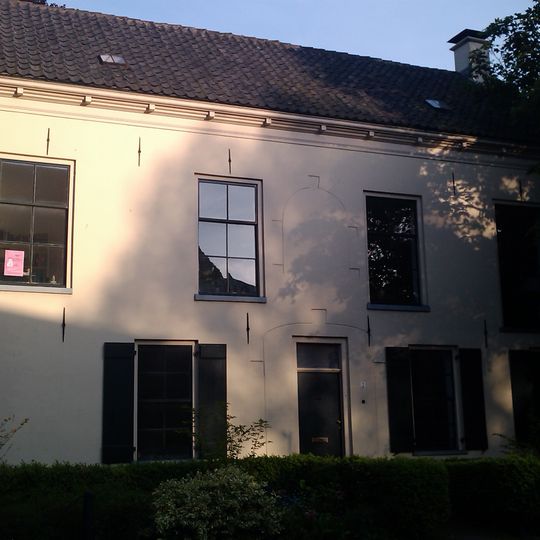 Gepleisterd pand onder zadeldak gedekt met pannen