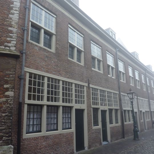 Reeks accijnshuisjes langs N. zijde Hooglandse Kerk, allen onder een dak, voorzien van oorspronkelijke kruiskozijnen