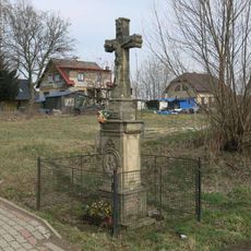 Kříž u silnice ve Staré Lomnici v Lomnici nad Popelkou