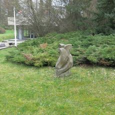 Kamenná plastika u nového pavilonu Prusíkova pramene v Konstantinových Lázních