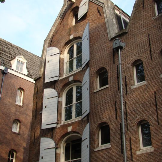 Pakhuis met gevel onder gewijzigde top