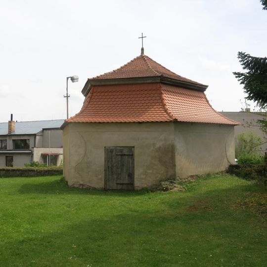 Kaple u kostela v Skalsku