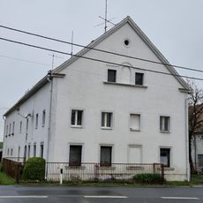 Gasthof mit Wappenstein in der Fassade und Seitengebäude Soritz 28, 28b