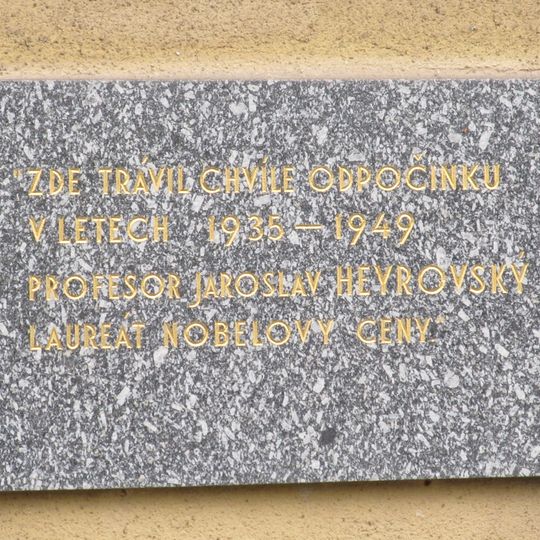 Pamětní deska prof. J. Heyrovského v Kařezu