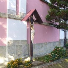 Kříž u kostela v Srbské Kamenici