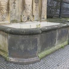 Kašna u sousoší světců v Skálově ulici v Turnově