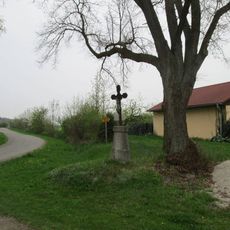Kříž u Radějovic na rozcestí