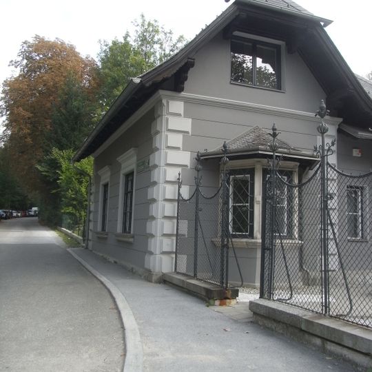 Wohnhaus, ehem. Pförtnerhaus mit anschließendem Zaunteil