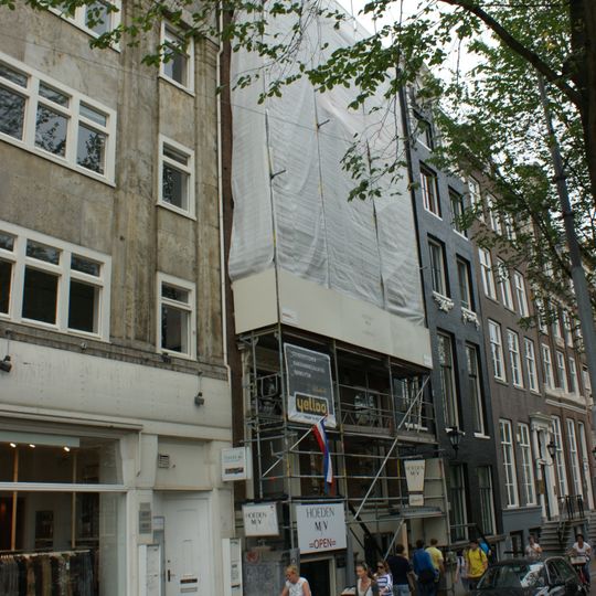 "Magazijn en winkel voor den verkoop van Heeren-, Jongeheeren- en Kinderkleding en Modeartikelen"