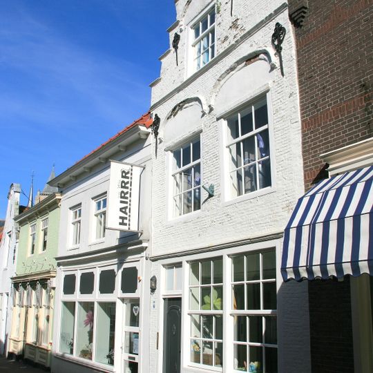 Pand met aan de top verminkte trapgevel