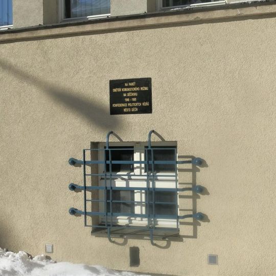 Pamětní deska obětem komunismu na budově magistrátu v Děčíně
