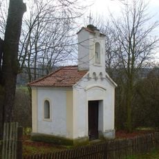 Kaple naproti domu 221 v Domoušicích