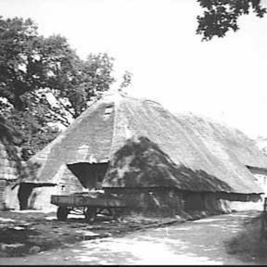Boerderij met achterbaander en underschoer waarboven met heide bekleed dakschild
