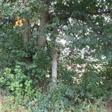 Kříž u Nové Včelnice u lípy