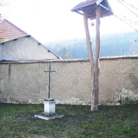 Kříž u silnice v centru Stradonic