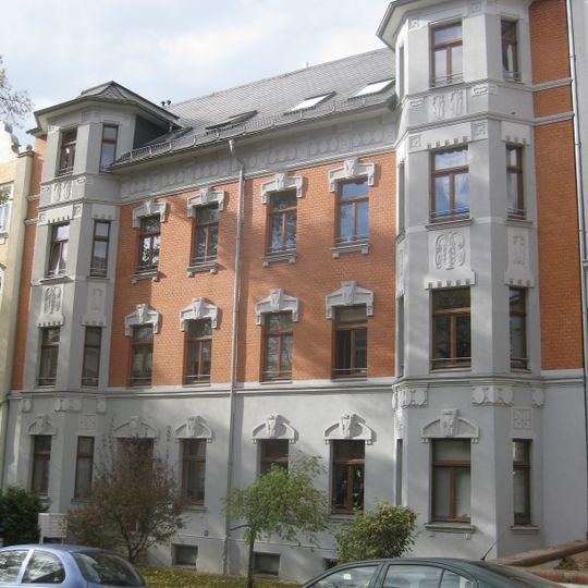 Mietshaus in geschlossener Bebauung mit Vorgarten Nürnberger Straße 11
