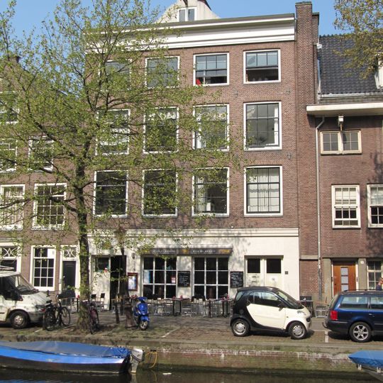 Breed bedrijfspand met twee bovenhuizen