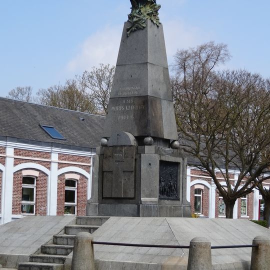 Monument aux morts et grilles de la cité des Brebis