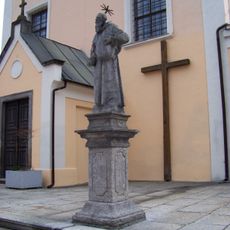 Socha svatého Felixe z Alcantary u kostela svatého Antonína Paduánského v Sokolově