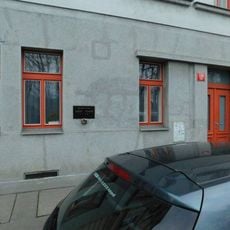 Pamětní deska Gustava Zenkera na domě Nad Královskou oborou 126/45 na Letné