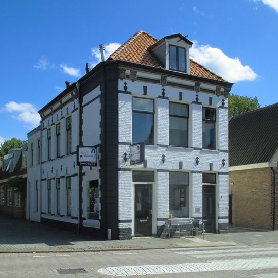 Hoekpand met lijstgevel
