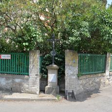 Wayside cross in the center of Ploskovice