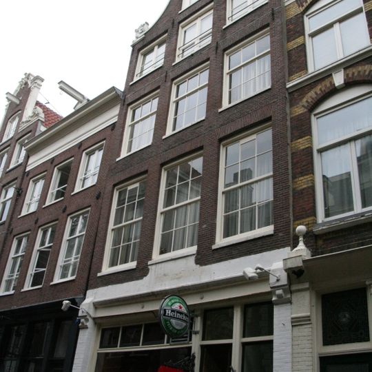 Pand met ingezwenkte halsgevel met goede roedenverdeling op de verdiepingen