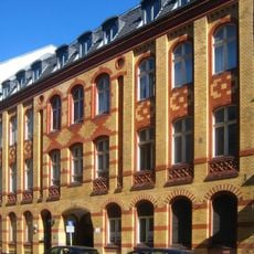 Mietshaus, Fabrikgebäude und Schornstein Linienstraße 155
