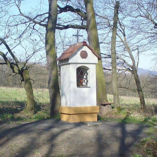 Kaplička svatého Huberta u zeleně značené cesty pod vrchem Strážiště