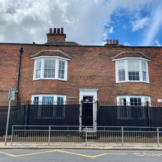 10, Shirehall Lane Nw4