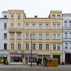 Mietshaus mit Läden in geschlossener Bebauung Berliner Straße 16