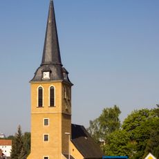 Kirche (mit Ausstattung), Kirchhof, Einfriedung des Kirchhofs, Denkmal für die Gefallenen des 1. Weltkrieges, Gedenkstein »Ehre den Opfern Mai 1945« sowie Grabmal oder Denkmal (Obelisk vermutlich für Zacharias Wittig) Alte Hauptstraße 13