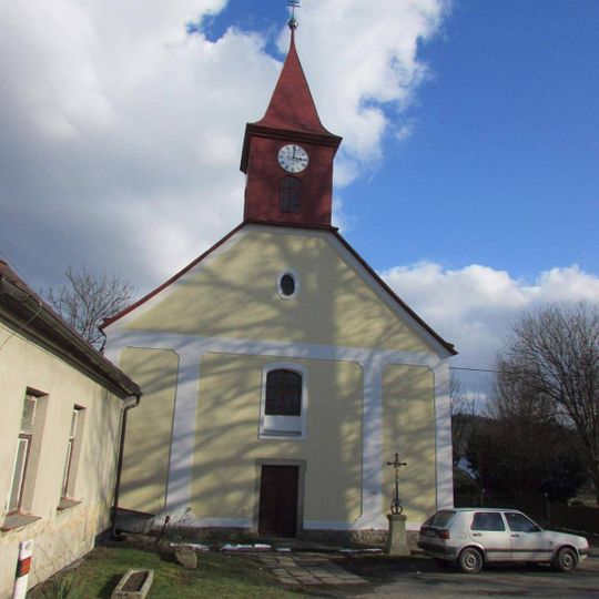 Kříž před kostelem Zjevení Páně v Panských Dubenkách