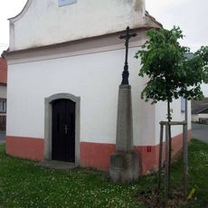 Kříž u kaple v Mladém Smolivci