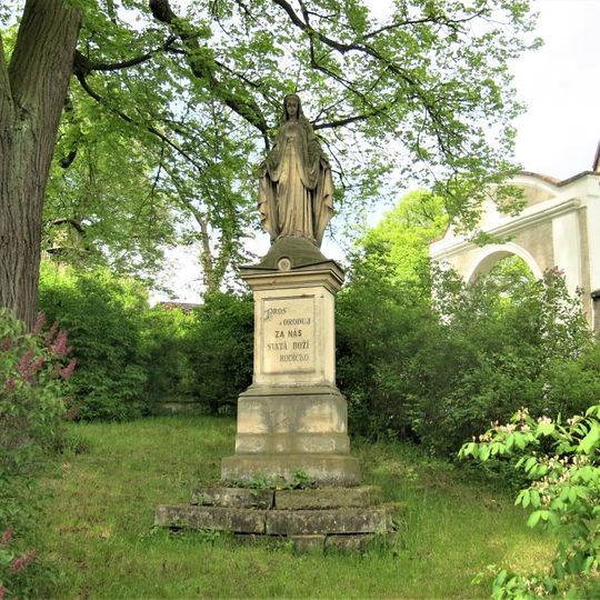 Socha Panny Marie pod kostelem v Skalsku