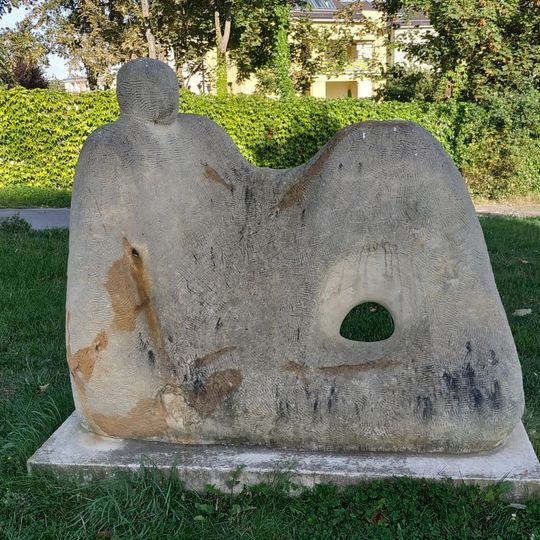 Kamenná plastika Intermezzo v parku v Zahražanské ulici v Mostě