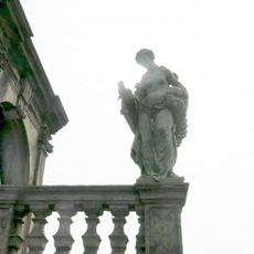 Socha Pomony na horní balustrádě glorietu v Růžové zahradě zámku v Děčíně
