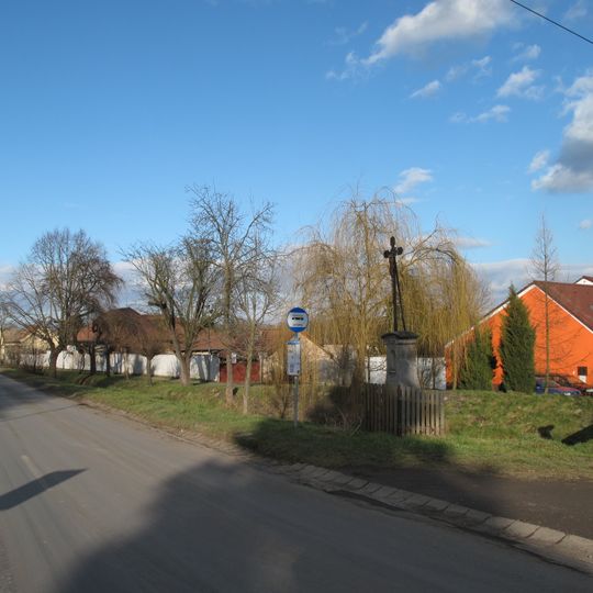 Kříž na návsi v osadě Poplze