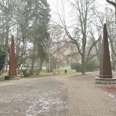 Kovové obelisky u vstupu do Čermákových sadů v Rakovníku