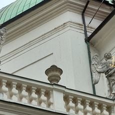 Sochy andělů na levé balustrádě průčelí Loretánské kaple v Minoritské ulici v Brně