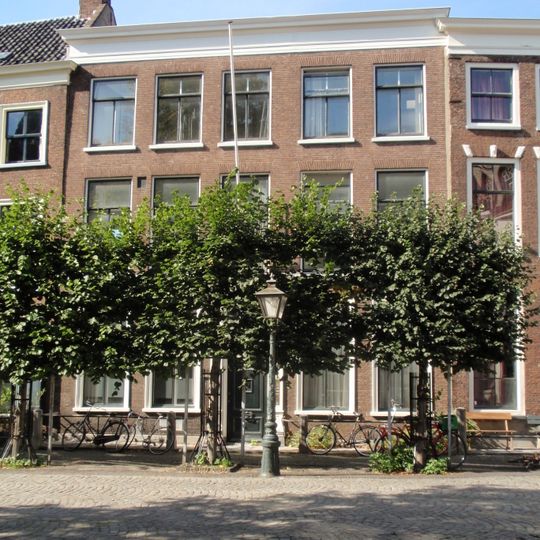 Woonhuis met drie verdiepingen hoge, vijf assen brede gevel aan het Gerecht voor gedeeltelijk ouder huis en ouder achterhuis
