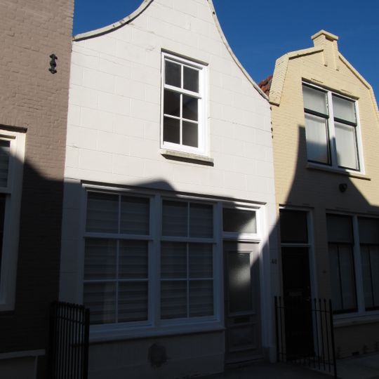 Huis met gepleisterde klokgevel