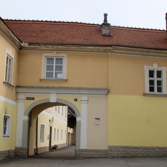 Pfarrhof, Gartenpavillon und Wehrmauer