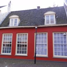 Gepleisterd dwarshuis met zadeldak