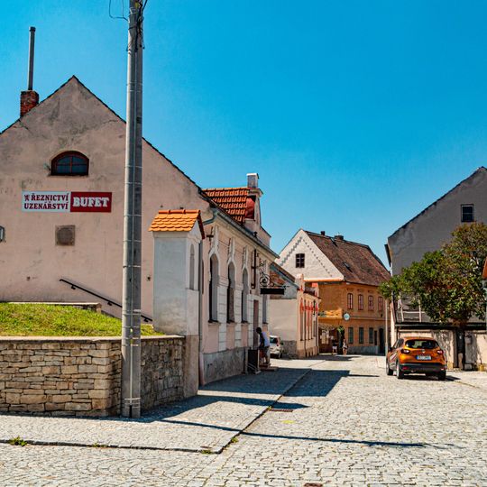 Výklenková kaplička na Žižkově ulici v Luži