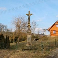 Kříž v Horní Libině u hlavní silnice
