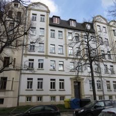 Mietshaus in geschlossener Bebauung mit Vorgarten Orthstraße 8