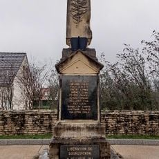 Obélisque. Sur les faces latérales du fût : liste des victimes militaires et civiles de la WW2