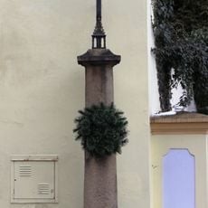 Kříž u kostela svatého Víta v Dobřanech